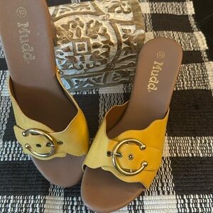 Mudd golden yellow thick heel shoes